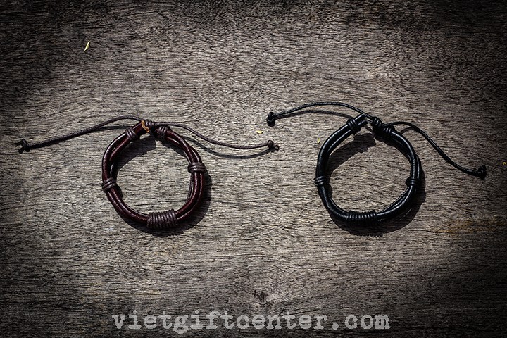 chiếc vòng tay được làm bằng chất liệu da thật chắc chắn