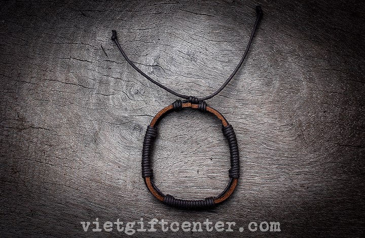 1 chiếc vòng tay da 4 có thể hoàn thành sứ mệnh đó thay cho bạn, sẩn phẩm có thể sử dụng cho cả bạn trai lẫn bạn gái.