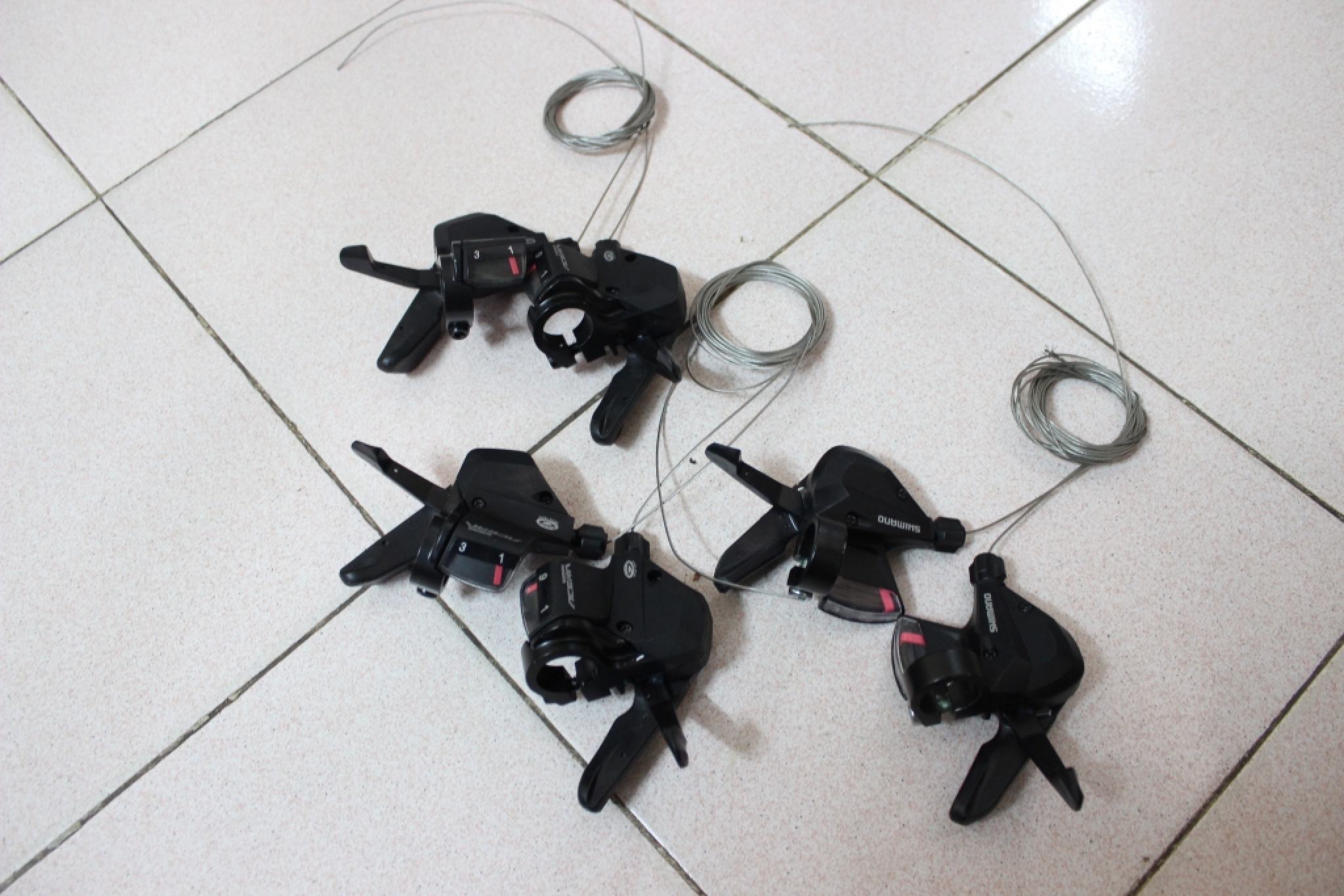 Tay đề bấm xả Acera