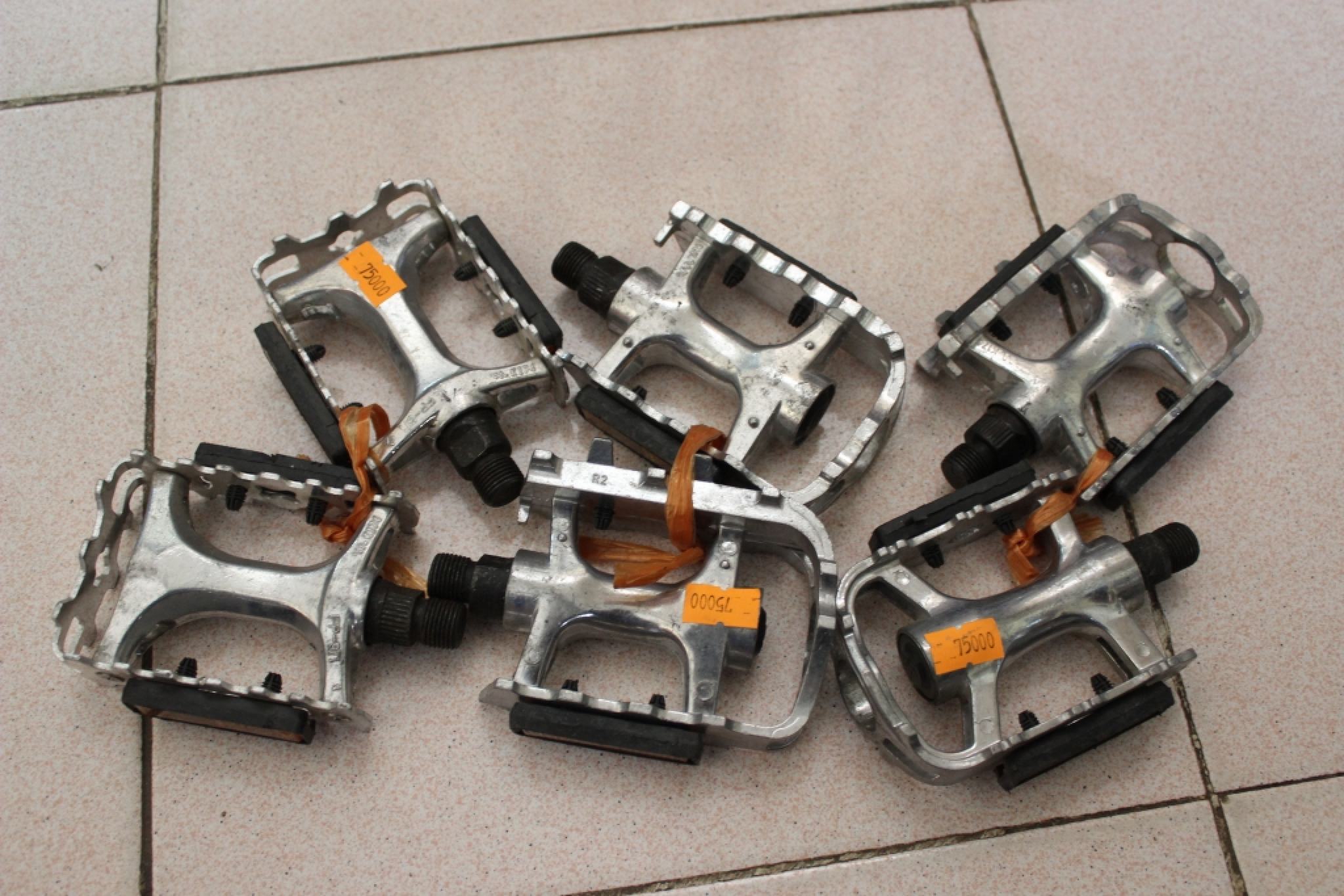 Pedan nhôm loại tốt/ giá dao động 150 đến 250n/đôi