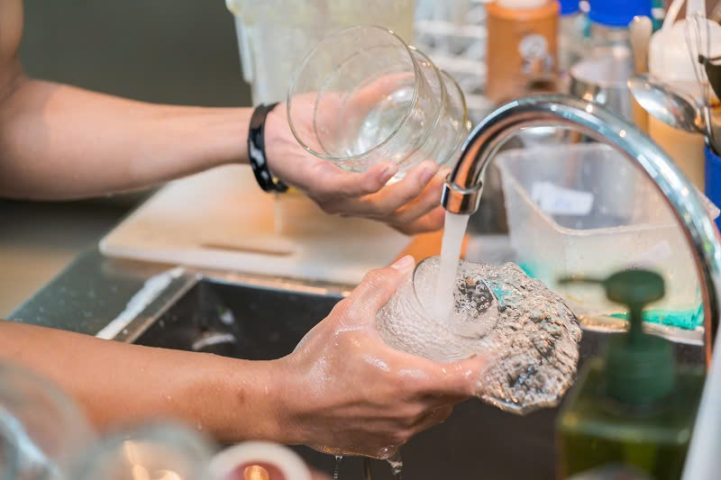 Vệ Sinh Chai Lọ Thủy Tinh