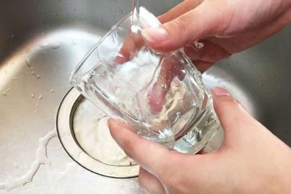 Những Lưu Ý Quan Trọng Khi Vệ Sinh Chai Lọ Thủy Tinh Và Nhựa