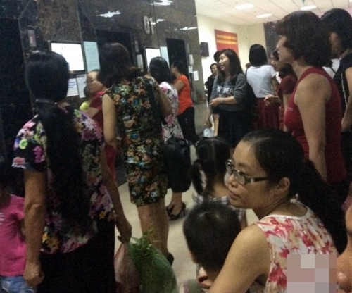 Cho doi thang may khu chung cu gay kho khan chuyen nha