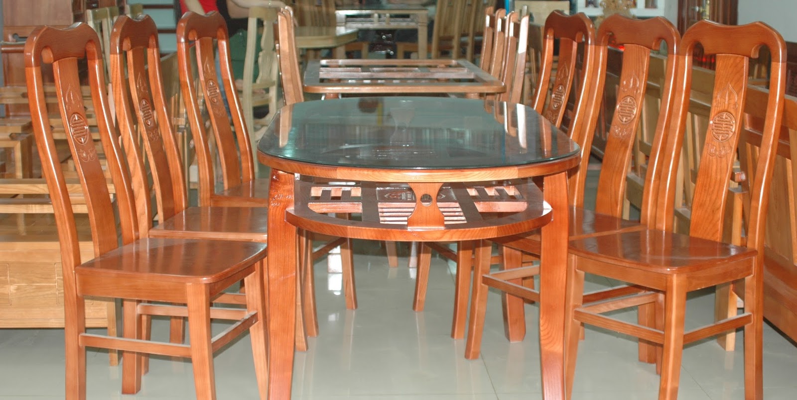 Bàn ghế ăn bằng gỗ tự nhiên cao cấp