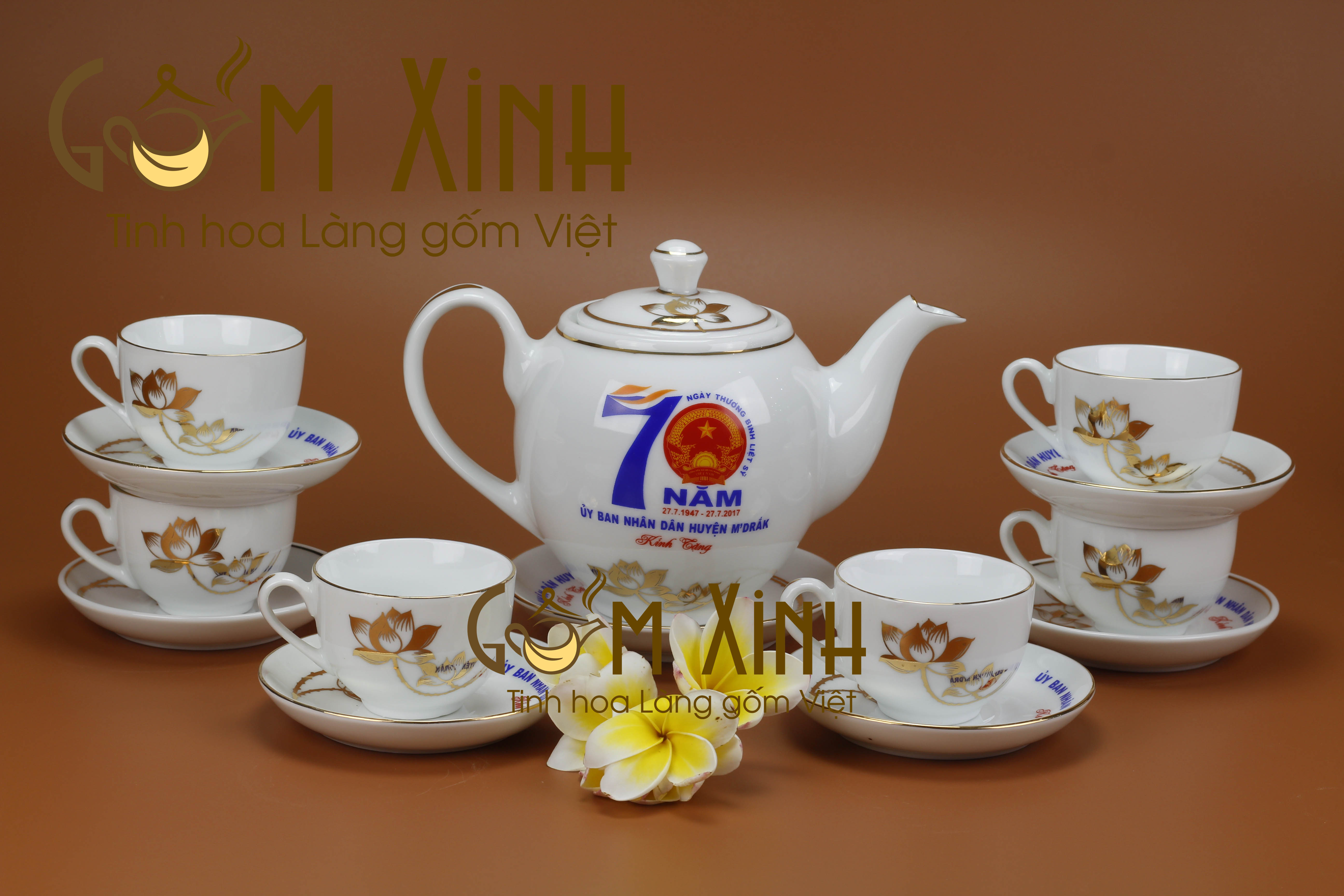 Bộ ấm chén cao cấp in logo hoa sen vàng kim