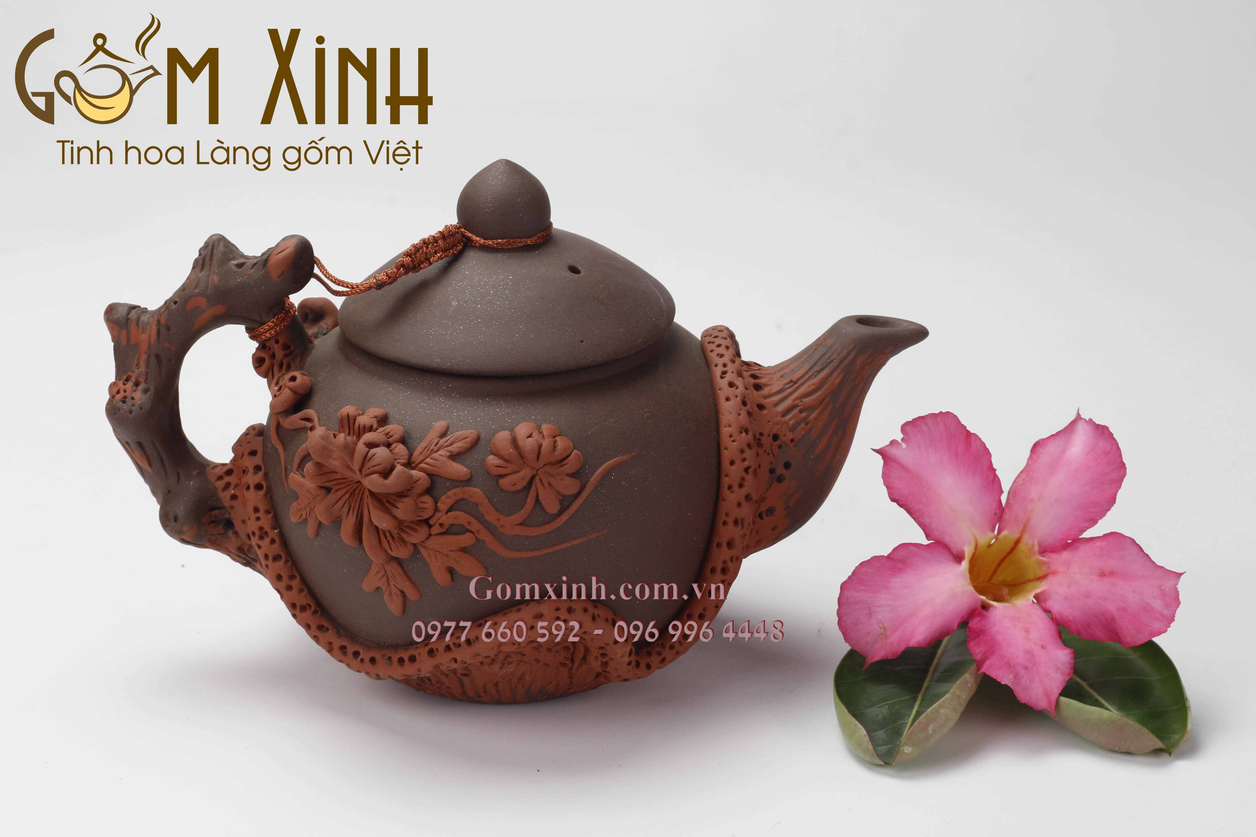 Bộ trà nâu đỏ hoa văn đắp nổi kèm phụ kiện