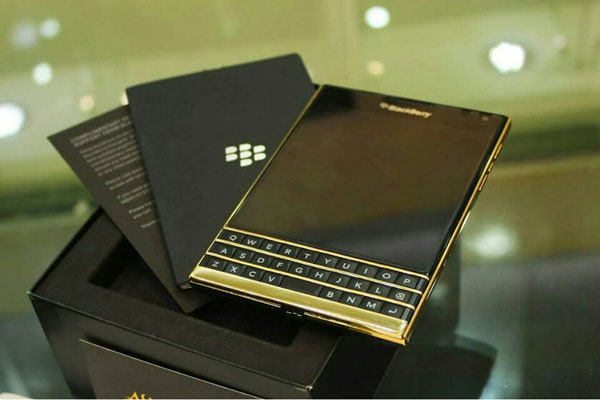 Điện thoại mạ vàng Blackberry passport 