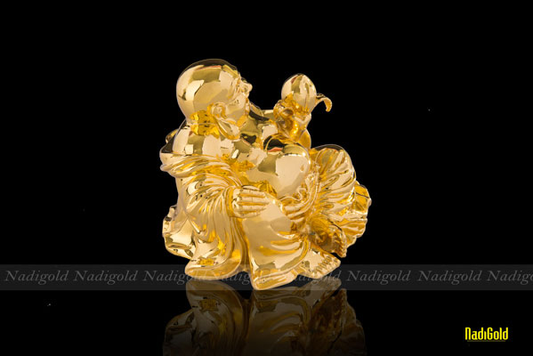 Tượng Di Lặc cầm đào mạ vàng