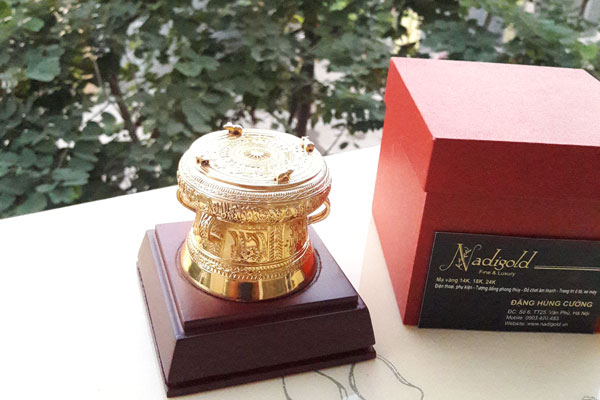 trống đồng mạ vàng