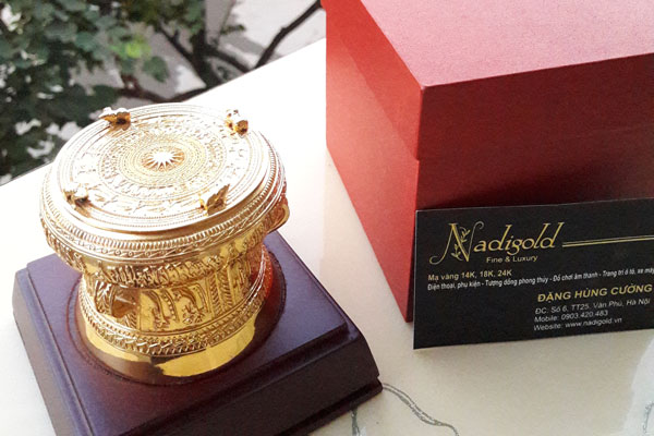 trống đồng mạ vàng