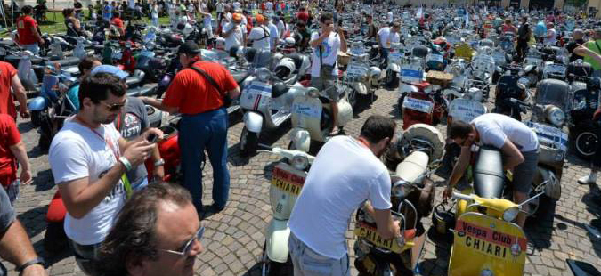 10.000 XE VESPA HÀNG ĐỘC “NÁO LOẠN” NƯỚC Ý 10.000 XE VESPA HÀNG ĐỘC “NÁO LOẠN” NƯỚC Ý