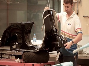 Hồi sinh Vespa cổ từ sắt vụn Hồi sinh Vespa cổ từ sắt vụn
