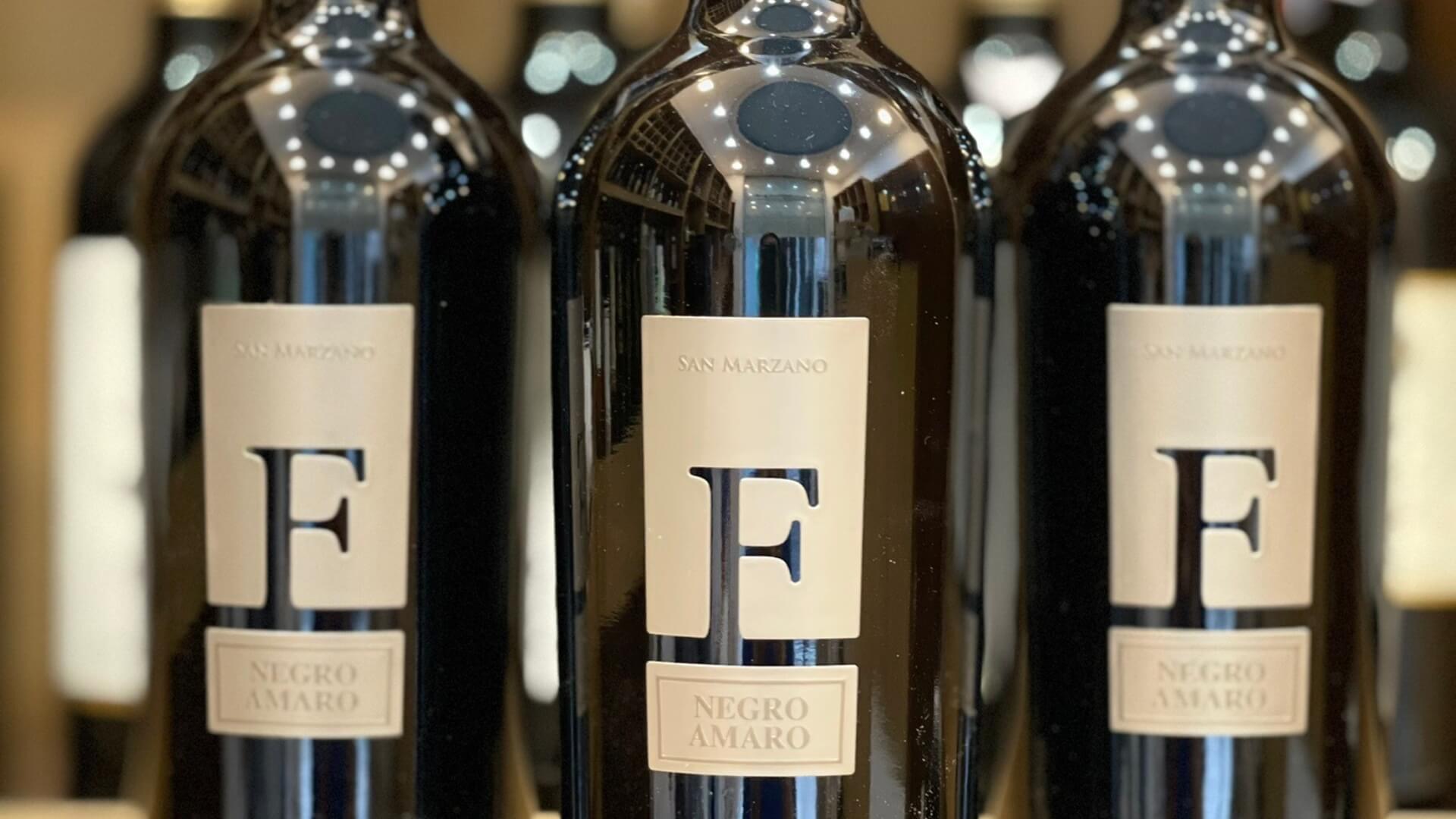 Biểu tượng chữ F trên chai rượu vang F