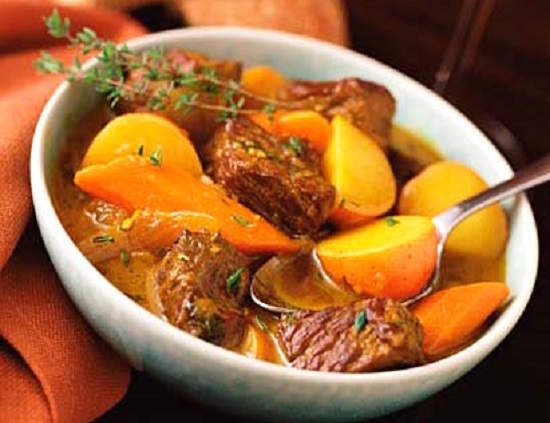 ruou-vang-y-dung-kem-thit-bo-ham