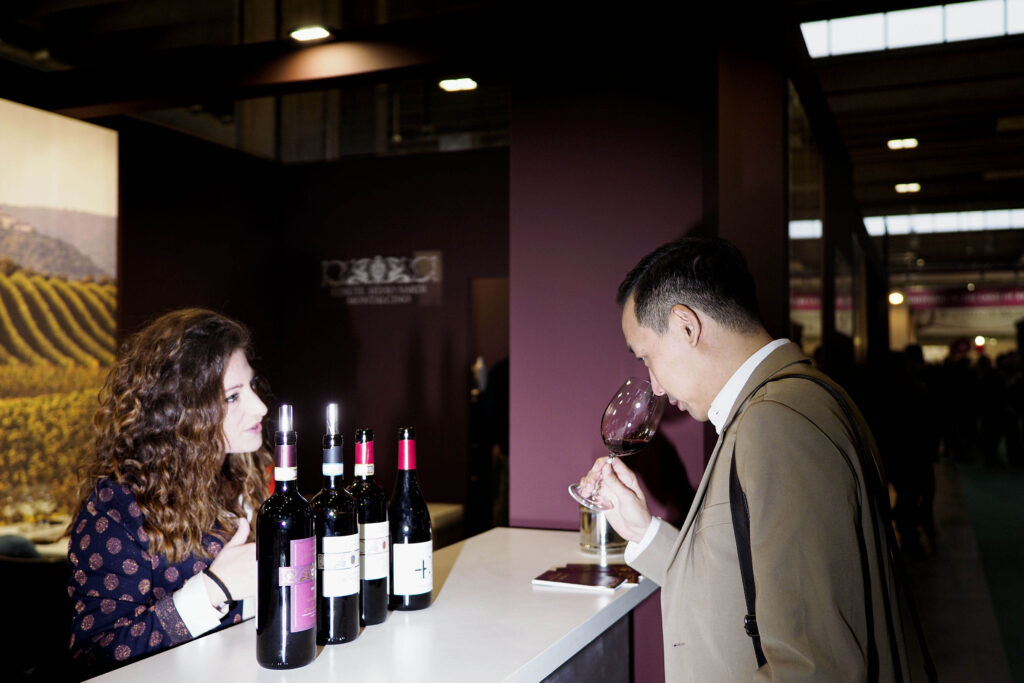 Thưởng thức rượu vang Ý tại sự kiện lễ hội Vinitaly ở Verona, Ý