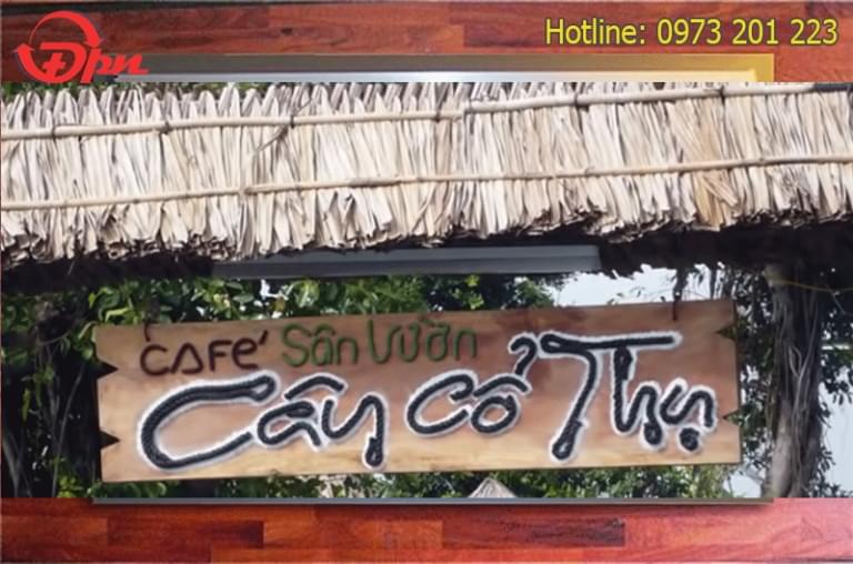 Không những treo các bảng quảng cáo lủng lẳng trên cây... Không những treo các bảng quảng cáo lủng lẳng trên cây...