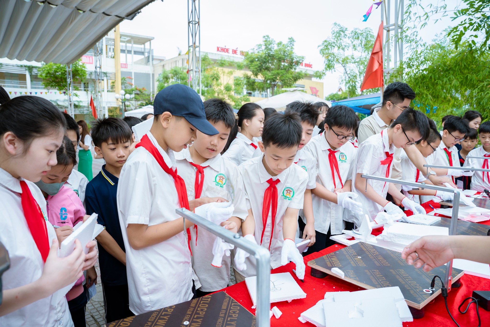 NGÀY HỘI STEM THCS TÂY MỖ 2024-2025: “ĐÁNH THỨC ĐAM MÊ – KHƠI NGUỒN SÁNG TẠO”