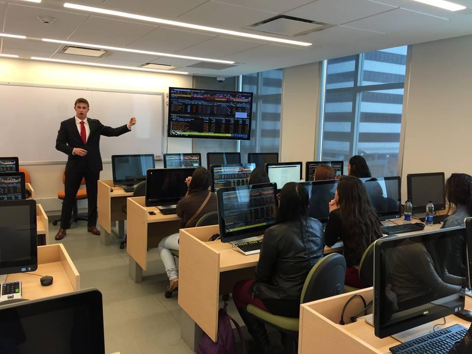 Đại học Stamford sở hữu duy nhất phần mềm Phân tích tài chính Bloomberg Labertory