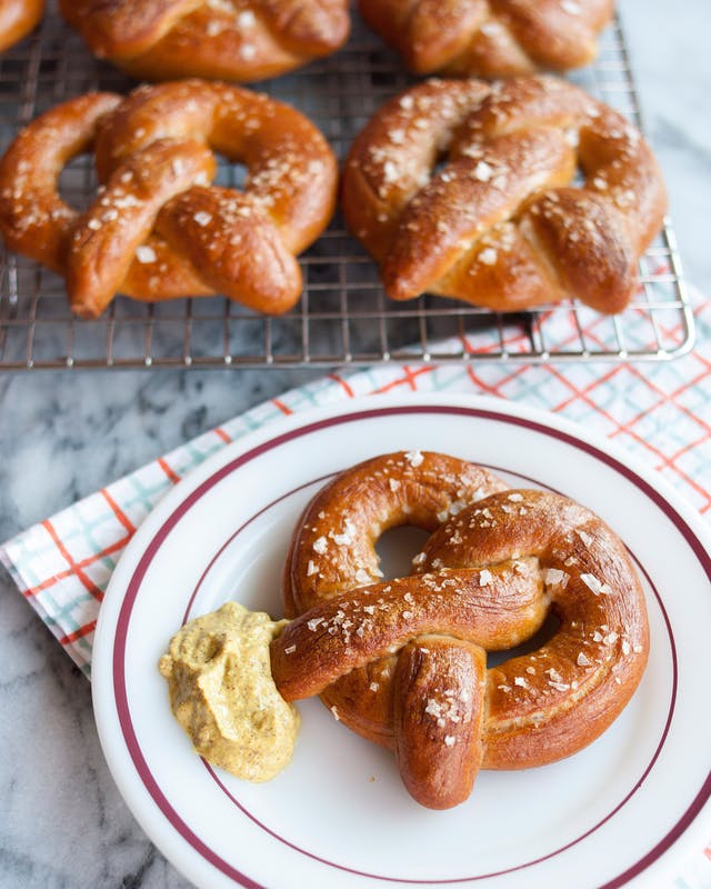 Cách làm bánh mỳ nút thừng - Pretzels