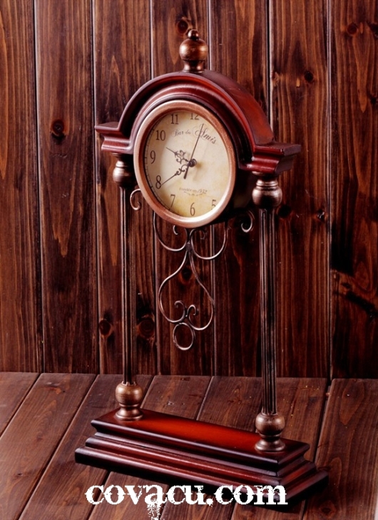 Dong ho dung kieu co trang tri phong