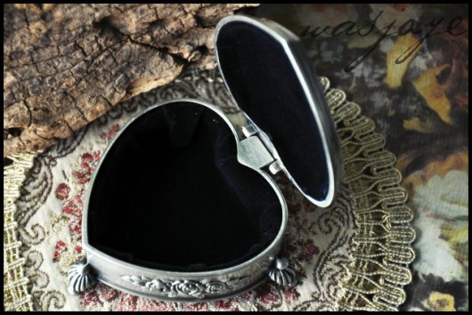 Hộp nữ trang giả cổ kiểu bạc