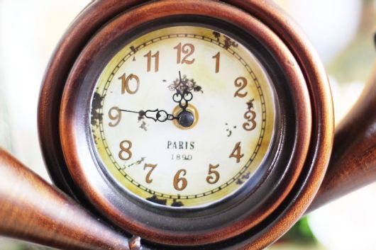 Đồng hồ để bàn kiểu cổ vintage