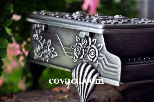 Hộp đựng nữ trang hình cây đàn