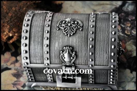 Hộp đựng nữ trang kiểu rương cổ có khóa