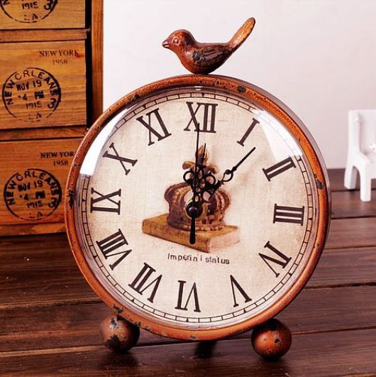 dong ho de ban co dien