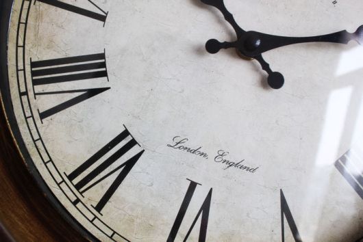 Đồng hồ treo tường hoa văn cổ điển