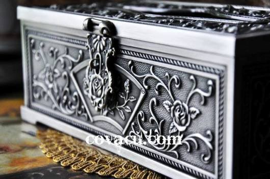 Hộp khăn giấy có móc khóa vintage 