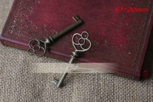 Chìa khóa kim loại trang trí