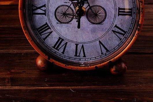 Đồng hồ vintage để bàn độc đáo