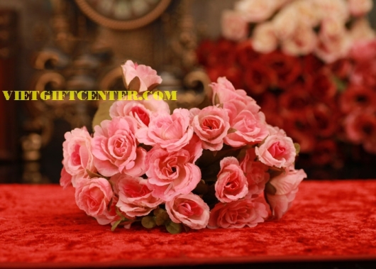 Hoa hồng cắm bình trang trí nhà