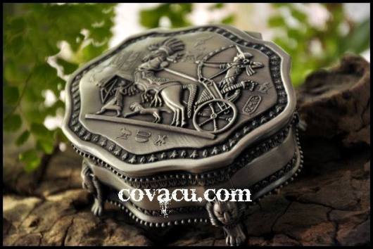 Hộp đựng nữ trang giả cổ