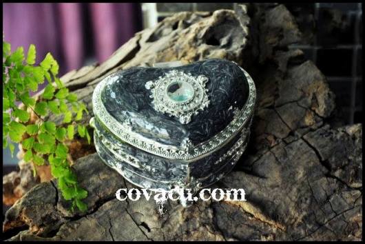 Hộp nữ trang giả cổ