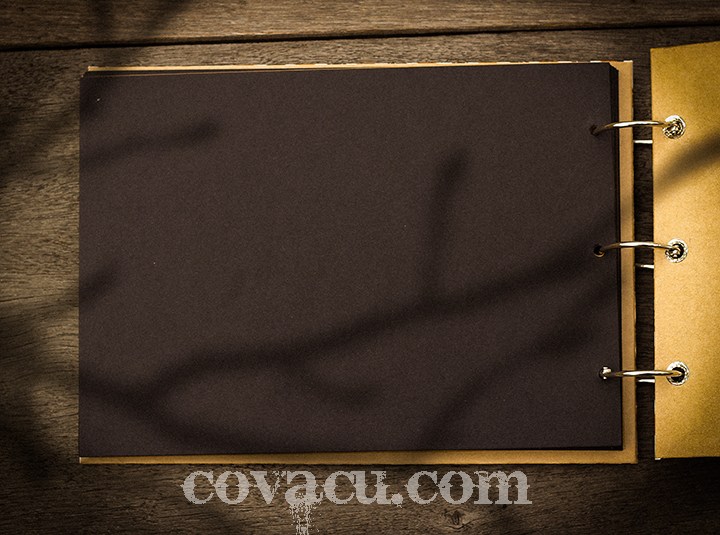 Bên trong được phối 2 màu đen và nâu, hoàn toàn là những trang giấy trống cho bạn thỏa sức sáng tạo