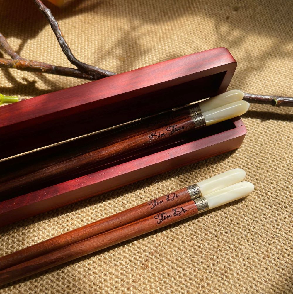 Dua-go-trac-khac-laser