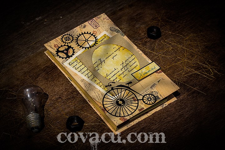 Cũng vẫn là gam màu trầm, ấm với phong cách Vintage đặc trưng, cuốn scrapbook được làm bằng nguyên liệu giấy cứng cao cấp, làm hoàn toàn thủ công bằng tay,
