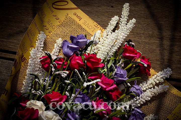 Hoa handmade bao gồm: Hoa hồng nhiều màu sắc + hoa oải hương xốp;