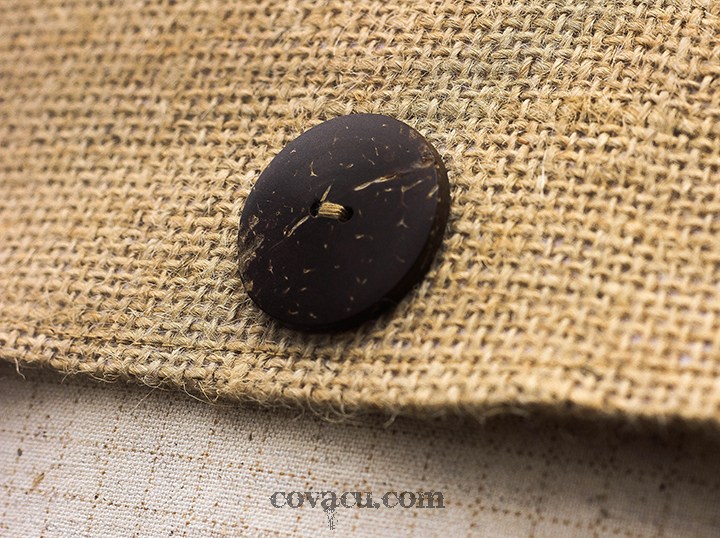 Túi được kết hợp giữa vải bố và vải bố thô mang nét bụi bặm, chất chơi.