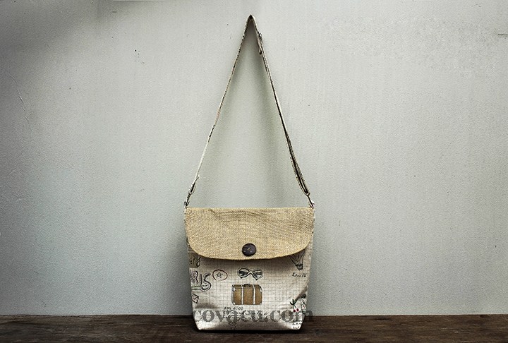Túi được kết hợp giữa vải bố và vải bố thô mang nét bụi bặm, chất chơi.