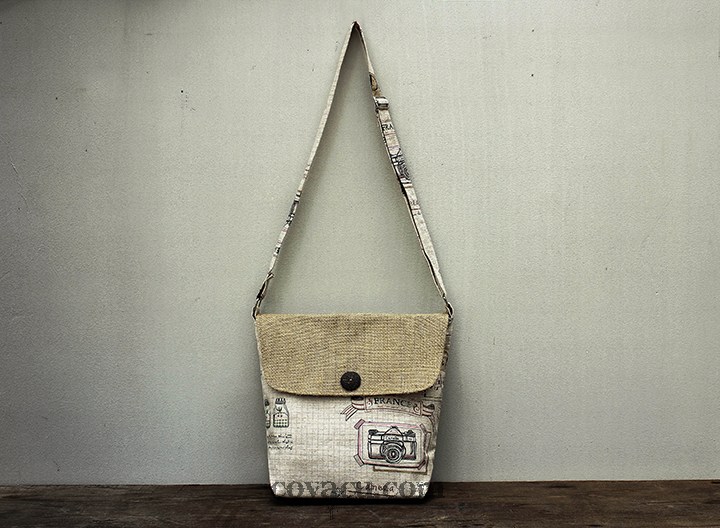 Túi được kết hợp giữa vải bố và vải bố thô mang nét bụi bặm, chất chơi.