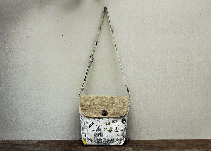 Túi được kết hợp giữa vải bố và vải bố thô mang nét bụi bặm, chất chơi.