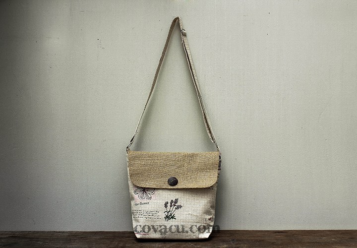Túi được kết hợp giữa vải bố và vải bố thô mang nét bụi bặm, chất chơi.