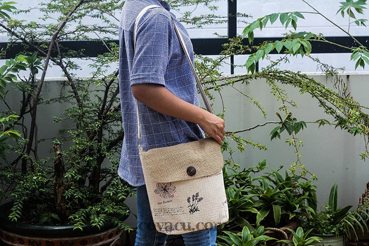 Túi được kết hợp giữa vải bố và vải bố thô mang nét bụi bặm, chất chơi.