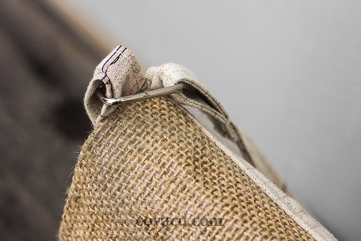  Túi được kết hợp giữa vải bố và vải bố thô mang nét bụi bặm, chất chơi.