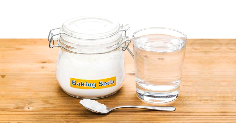 bôi baking soda trộn với nước khi bị ong đốt