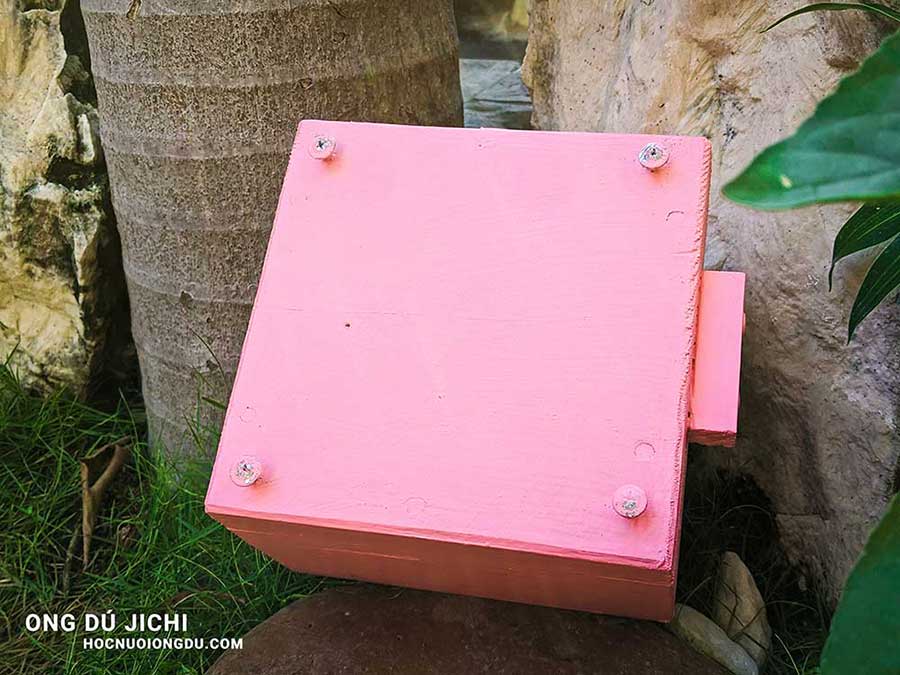 đáy thùng kế nuôi ong mật với 4 chân bằng vít sắt