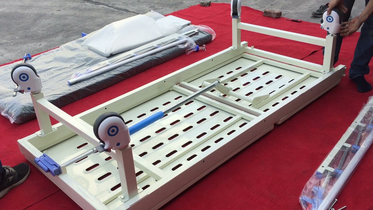 Giường bệnh nhân 1 tay quay nâng đầu có bàn ăn AKAWA GB-101 có thể nâng lên hạ xuống dễ dàng